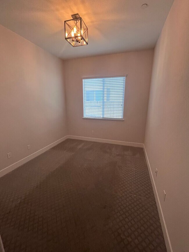 Building Photo - BEAUTIFUL SINGLE STORY HOME IN WEST ROSEVI...