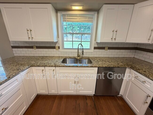 Building Photo - 1611 Ellington Rd SE