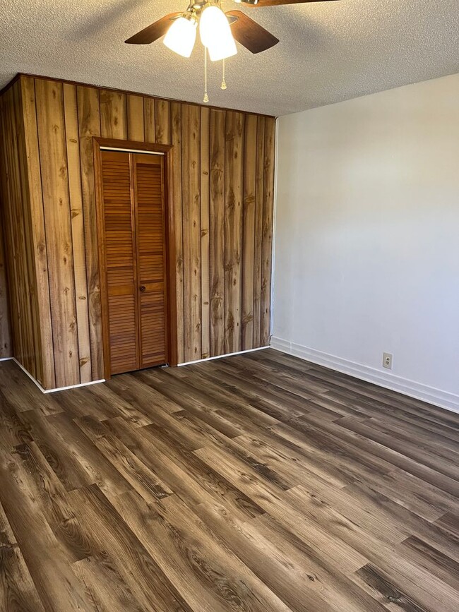 Building Photo - 2 Bedroom Apartment Located in Beautiful Warrensville