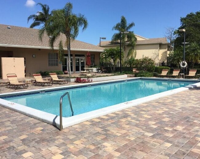 Building Photo - 660 Cypress Club Way