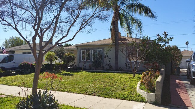 Primary Photo - 735 N Griffith Park Dr