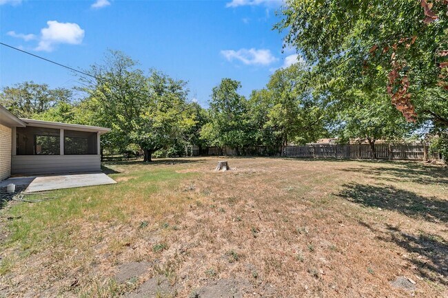 Building Photo - 705 Rosedale Dr