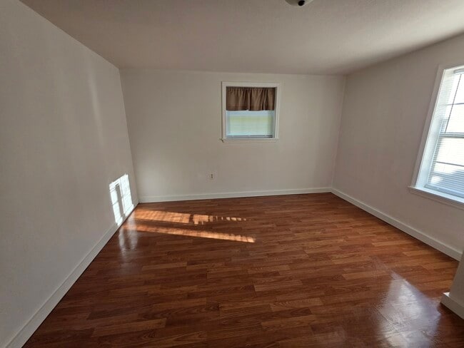 Building Photo - 1404 Cumberland Ave W