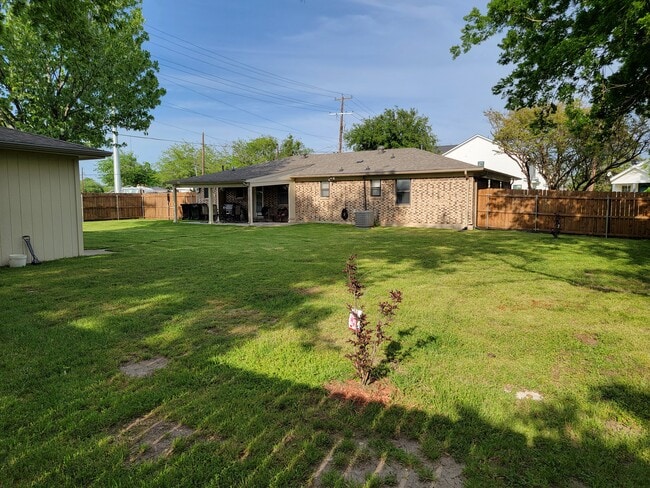 Building Photo - 2513 Brewster St