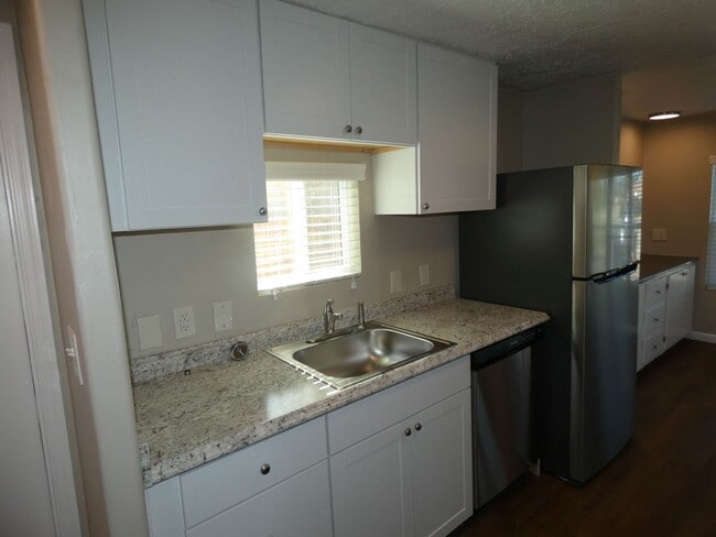 Building Photo - 6110 N Orange Tree Ln