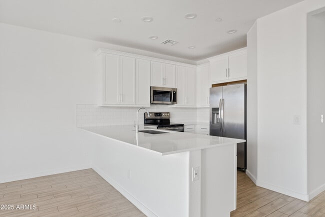 Building Photo - 4658 S Vapor