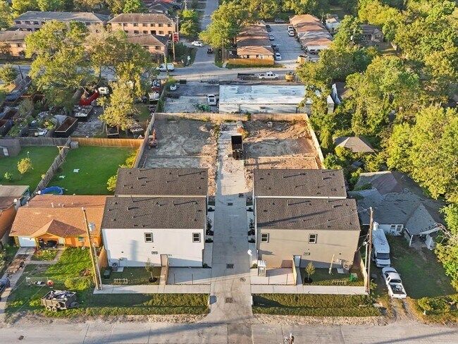 Building Photo - 227 Noras Ln