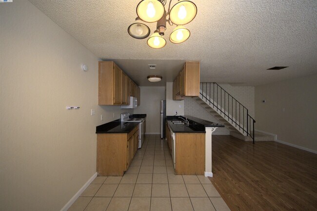 Building Photo - 1214 Sycamore Dr