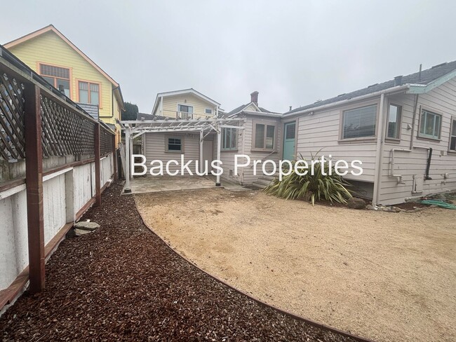 Building Photo - Three bedroom cottage less tha two blocks ...