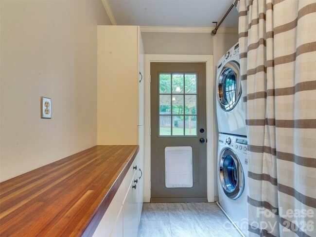 Building Photo - 2329 Kingsbury Dr