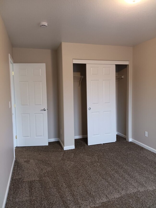 Building Photo - Beautiful Recently Remodeled Propety Ready For You to Enjoy!