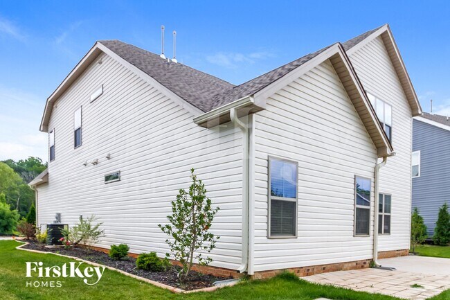 Building Photo - 5601 Marblehead Dr