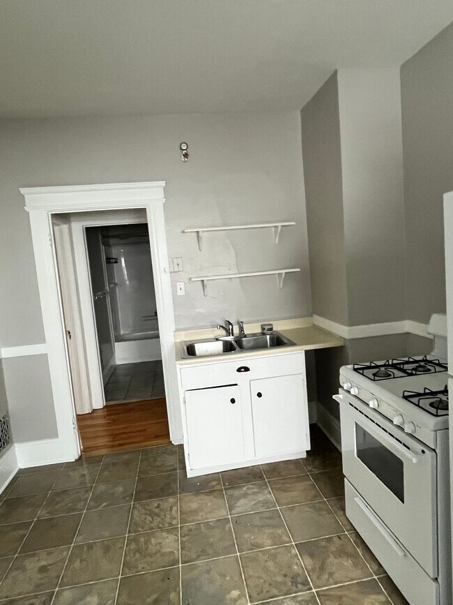 Building Photo - 129 Victoria Pl