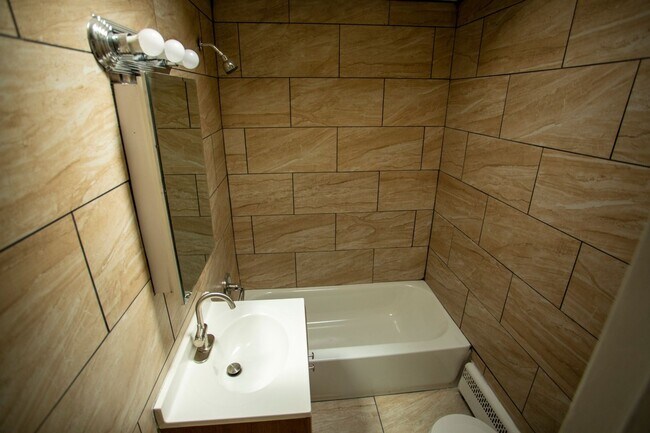 Building Photo - NEWLY RENOVATED 1 BEDROOM APARTMENT - 6430 1/2 TULIP ST