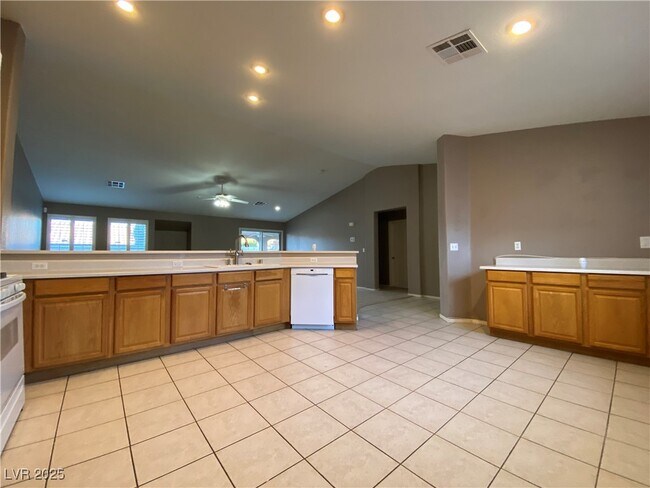 Building Photo - 556 Green Gables Ave