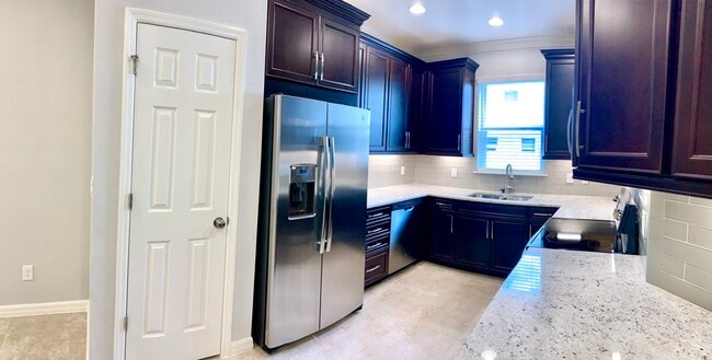 Newer Appliance - GE Stainless Steel Refrigerator, GE Microwave, GE Oven. High Quality with durabili - 1074 Amber Leaf Trail