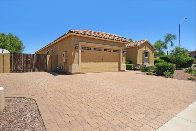 Building Photo - 4 Bedroom + Den Single Family in Peoria