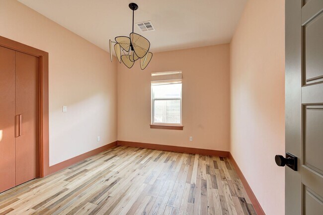 Building Photo - Unique home in OKC