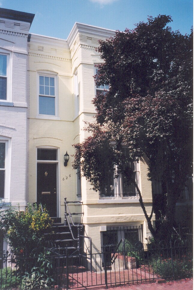 Building Photo - 626 G St NE