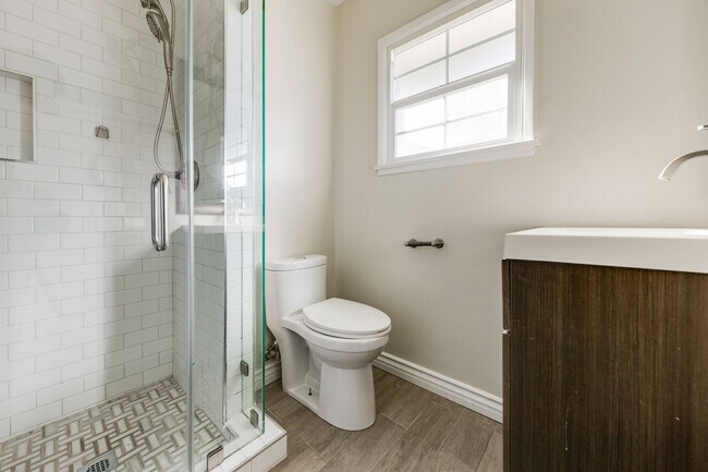 Building Photo - Beautifully Remodeled 4 Bed / 2 Bath Home in Prime Inglewood — Detached Garage + Spacious Yard