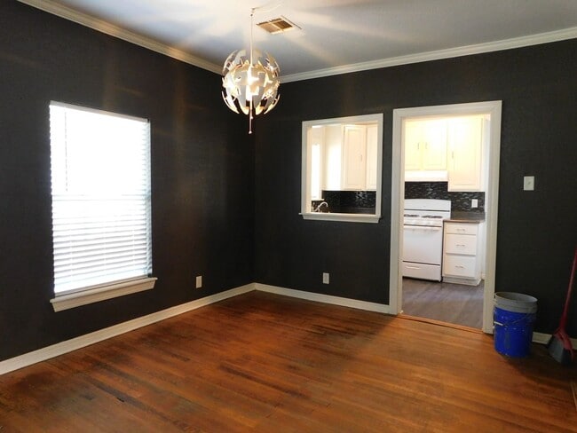 Building Photo - Newly Renovated 2 Bedroom House