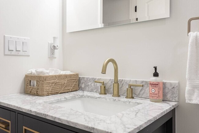 Building Photo - 35 Keystone Ave