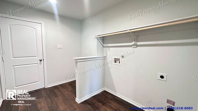 Building Photo - YOUR 3-BED, 2-BATH DREAM HOME AWAITS IN GRAND PRAIRIE
