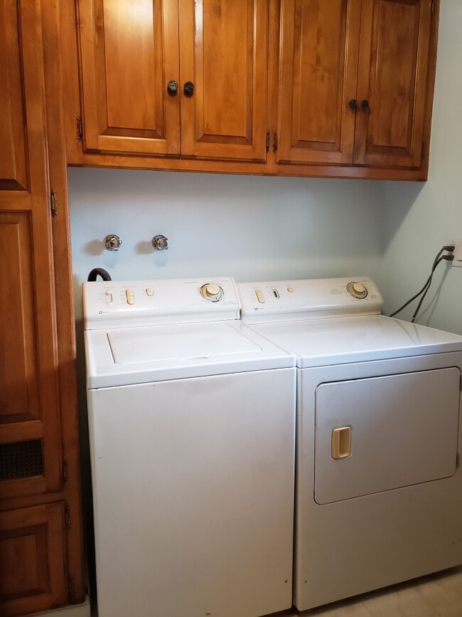 Building Photo - 609 E Buffalo Ave