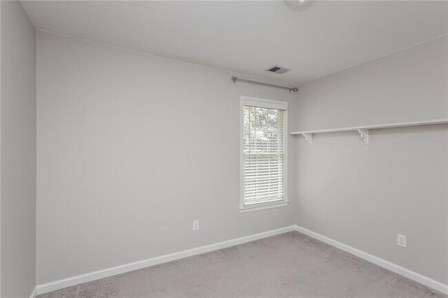 Building Photo - 2550 Highland Pointe Dr
