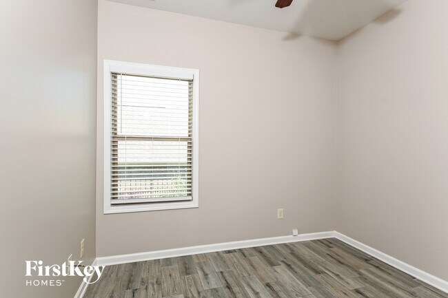 Building Photo - 12 Everest Dr