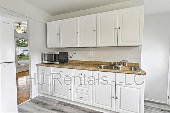 Building Photo - 532 Holiday Ave