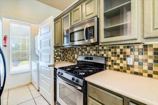 Building Photo - 2924 Bond Dr