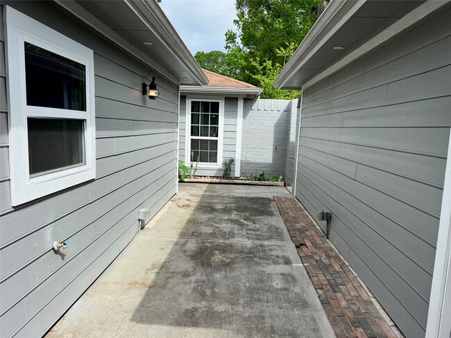 Building Photo - 17511 Glenhew Rd