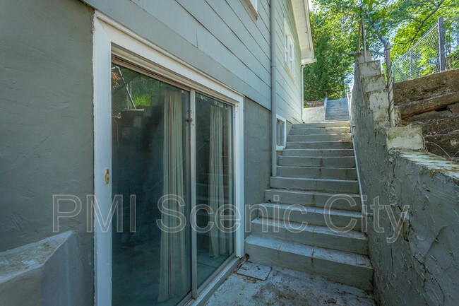 Building Photo - 513 Lytle St