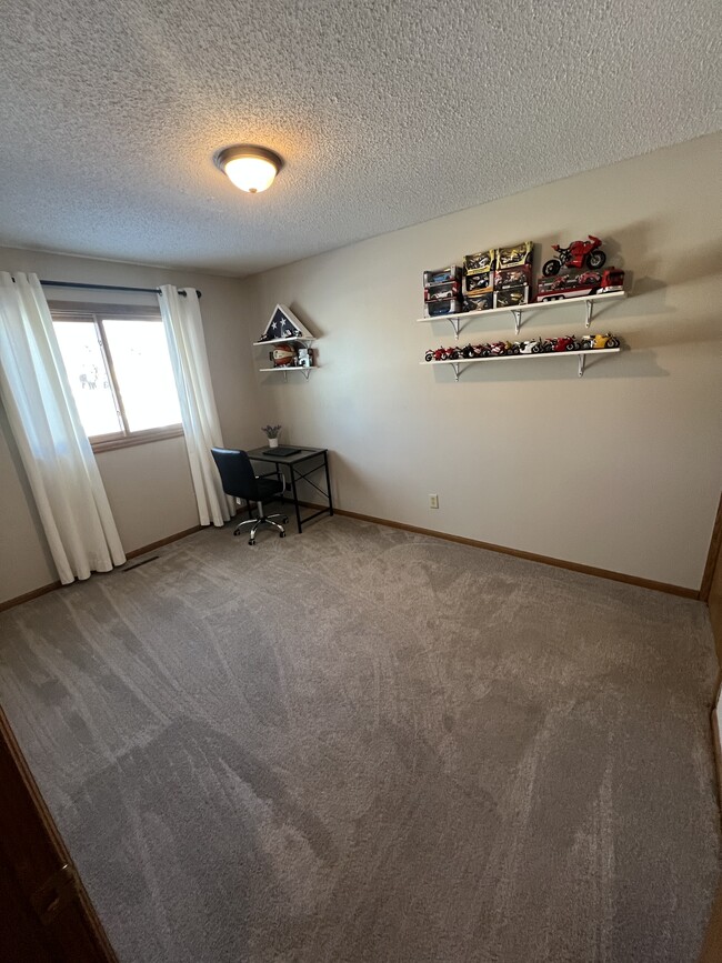 Second bedroom - 8524 S Maplebrook Circle