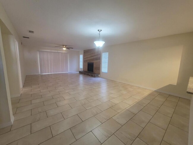 Building Photo - 7855 Pinehurst Dr