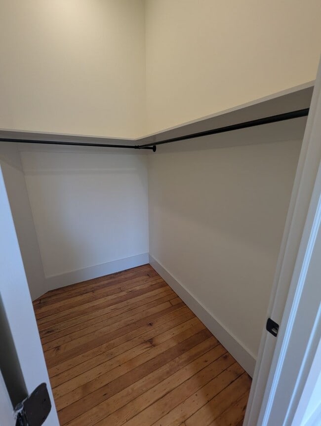 Building Photo - Newly renovated, modern apartment in historic Covington