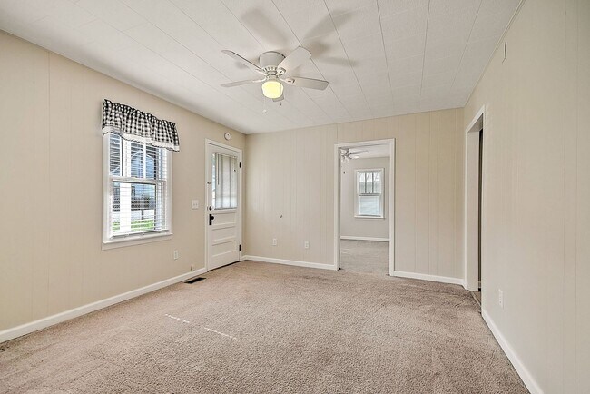 Building Photo - 1050 Delawana St