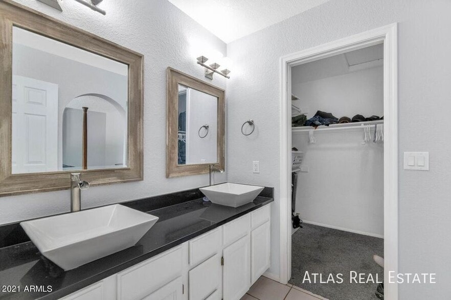 Building Photo - 4145 W Bluefield Ave