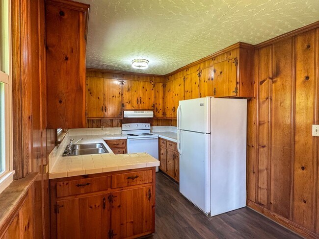 Building Photo - 246 Phillips Dr