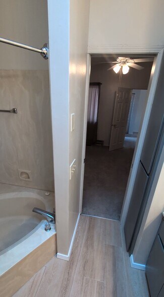 Building Photo - 4944 Summit Cir