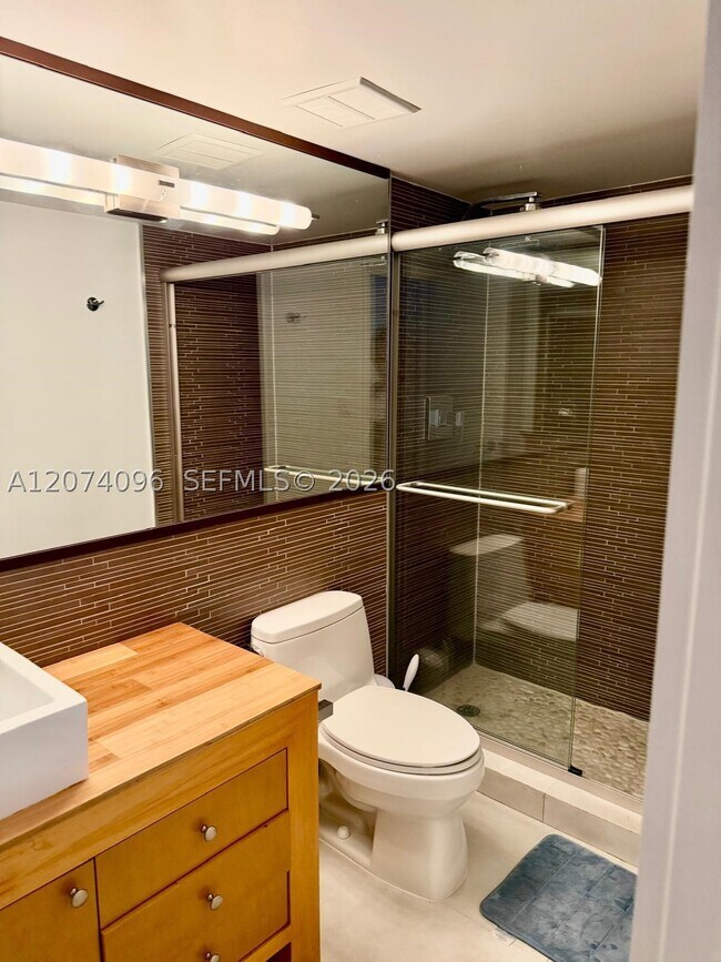 Building Photo - 2025 Brickell Ave