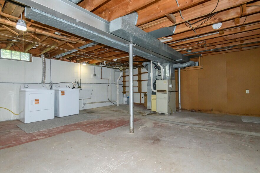 Building Photo - W149N6158 Pocahontas Dr