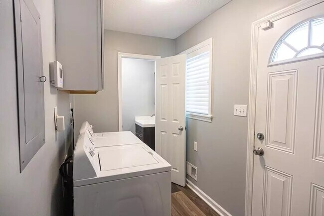 Building Photo - 614 Camellia St N E