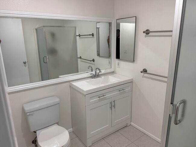 Building Photo - 2 + 2.5 Santa Monica Condo townhouse