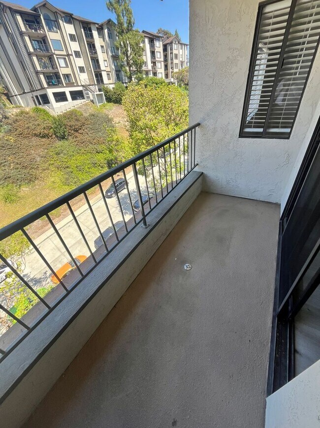 Building Photo - Move-In Ready 2-Bed Condo with Upgrades & ...