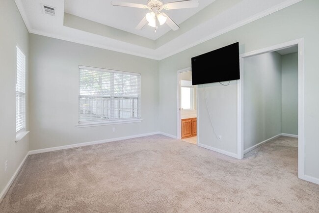 Building Photo - Spacious 3 Bed, 2 Bath Home with Large Bon...