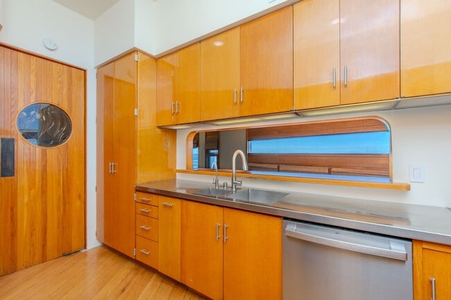 Building Photo - Extraordinary 5-Bed / 5-Bath Oceanfront Pr...