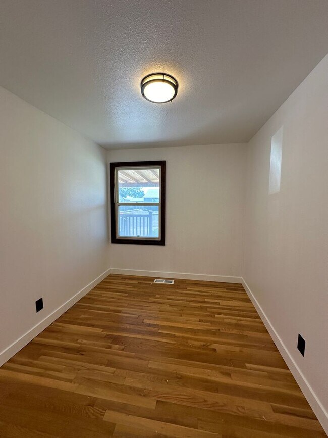 Building Photo - 2414 W. Bruneau Ave. 4 Bedroom, 2 bath!