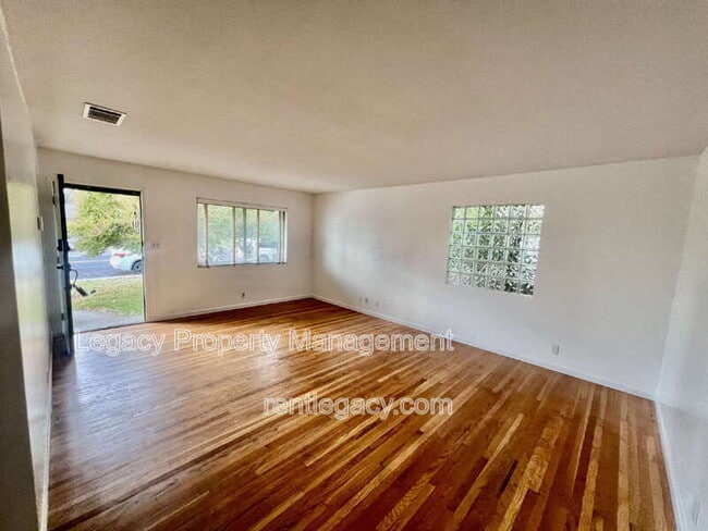 Building Photo - 280 Markham Ave